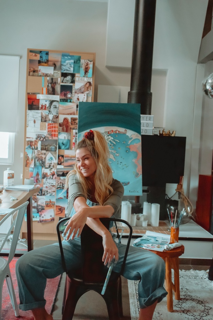 Η σχεδιάστρια Βάσια Κωσταρά στο σπίτι της