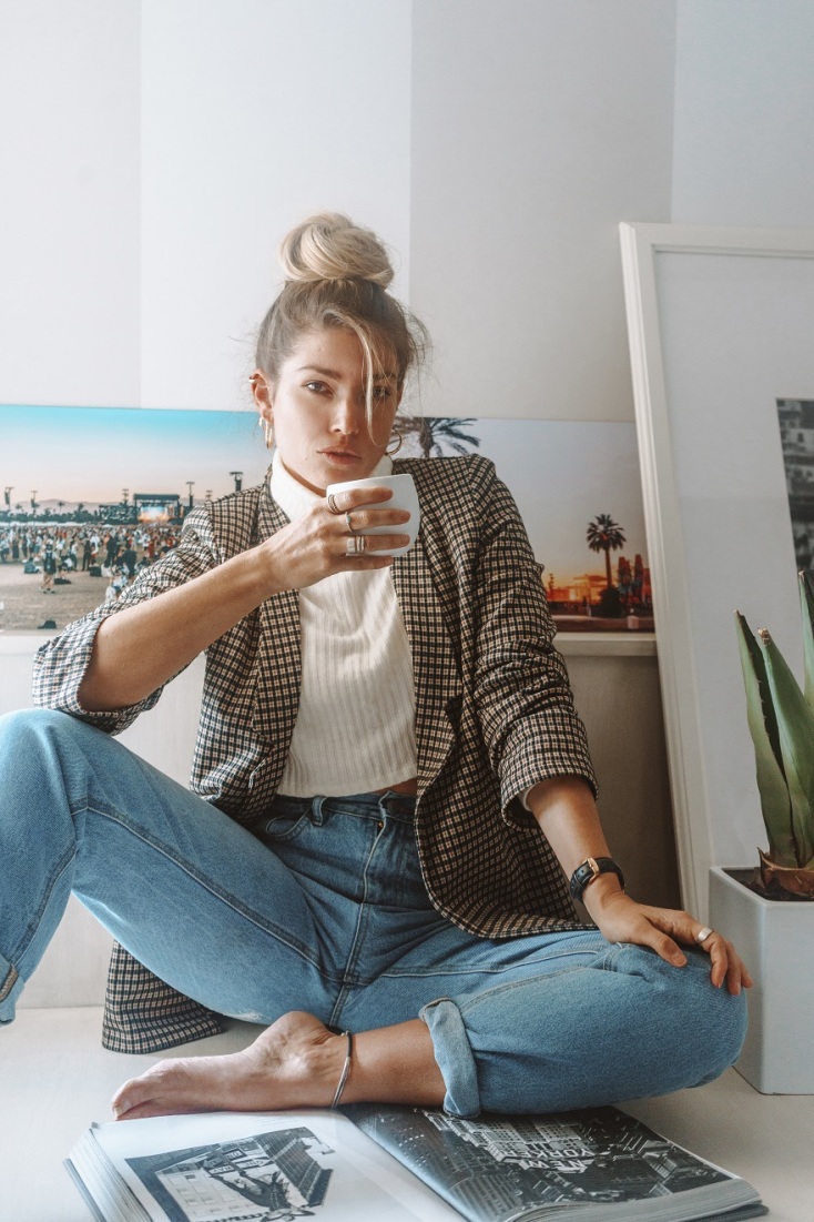 Η σχεδιάστρια Βάσια Κωσταρά στο σπίτι της