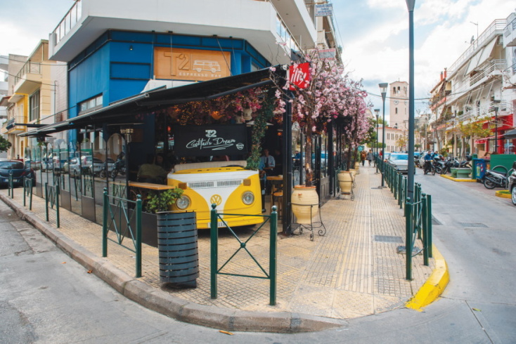 Φωτογραφία από την οδό Βεάκη που είναι συνυφασμένη με τα καταστήματα καφέ.
