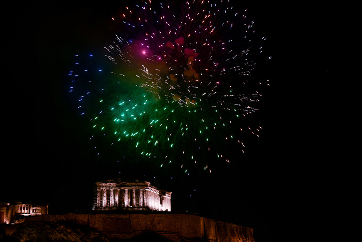 Με ένα θέαμα, γεμάτο φως και λάμψη υποδέχθηκε η Αθήνα το 2022 