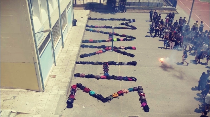 Οι συμμαθητές του αδικοχαμένου Μάκη σχημάτισαν το όνομά του στο προαύλιο του σχολείου τους με τις τσάντες τους