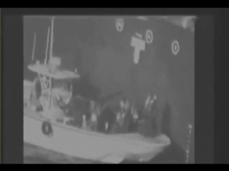 Ιρανοί κομάντο απομακρύνουν μαγνητική νάρκη από το δεξαμενόπλοιο