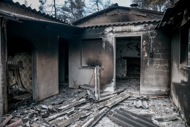 Καμένα σπίτια και αποθήκες από το καταστροφικό πέρασμα της φωτιάς στα Βίλια