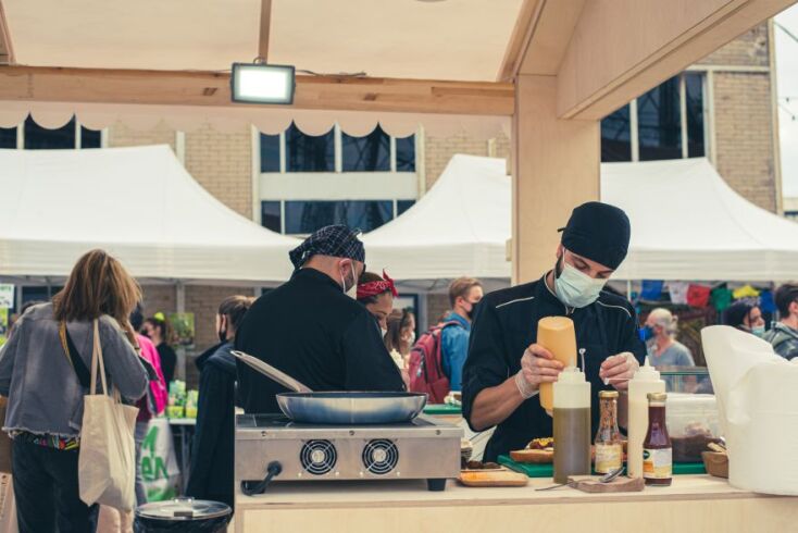 Επαγγελματίες σεφ μαγειρεύουν επιτόπου vegan burgers, wraps και spring rolls στο Vegan Life Festival 2021