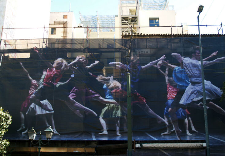 Διατηρητέα κτίρια: Η εγκατάλειψη δεκαετιών καλύπτεται -έξυπνα- με περιτύλιγμα