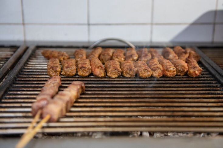 Το σουβλάκι της Βόλβης ψήνεται στα κάρβουνα
