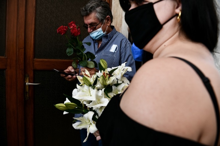 Τόλης Βοσκόπουλος: Θαυμαστές του τραγουδιστή στην κηδεία του