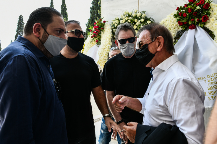 Κηδεία Τόλη Βοσκόπουλου: Το «αντίο» των αδελφών Διονυσίου, του Αντώνη Ρέμου και του Αργύρη Παπαργυρόπουλου