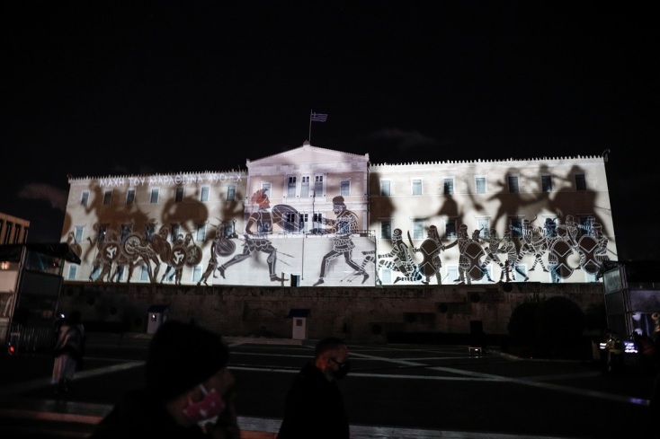 Οπτικό αφιέρωμα στις Ένοπλες Δυνάμεις στο κεντρικό κτίριο της Βουλής 