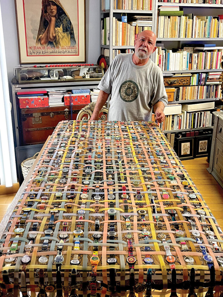 Ο Μάριος Μουτσινάς με το εικαστικό του έργο με ρολόγια Swatch