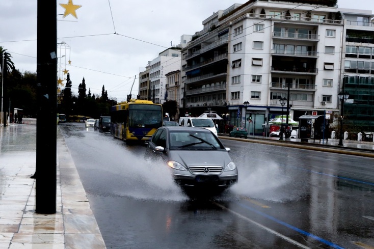 Στιγμιότυπο από τη βροχή στο κέντρο της Αθήνας 