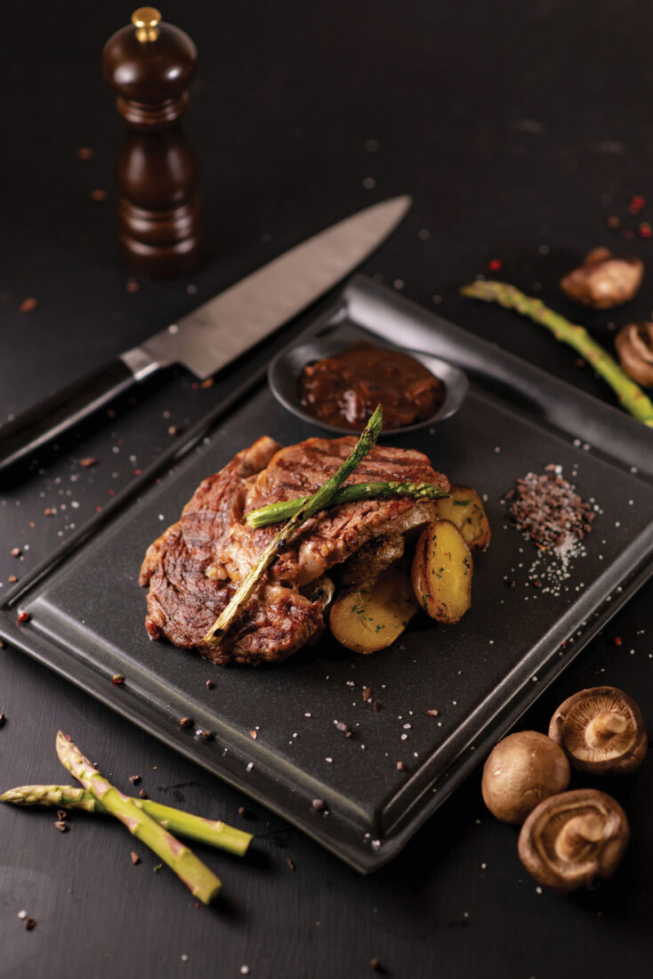 Wagyu rib eye με ψητά σπαράγγια, πατάτες και sauce μανιταριών shiitake