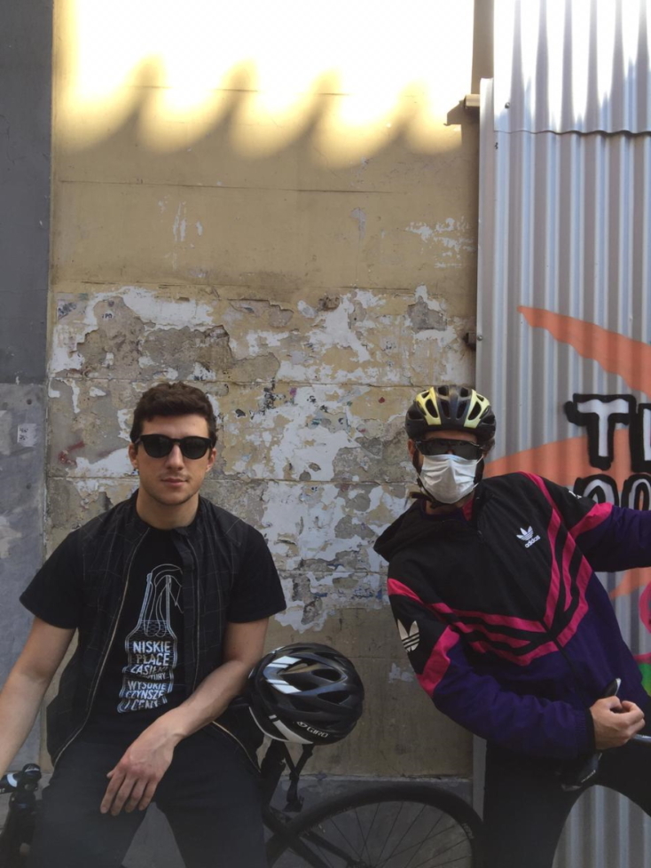 Video με ποδηλάτες στην άδεια Αθήνα