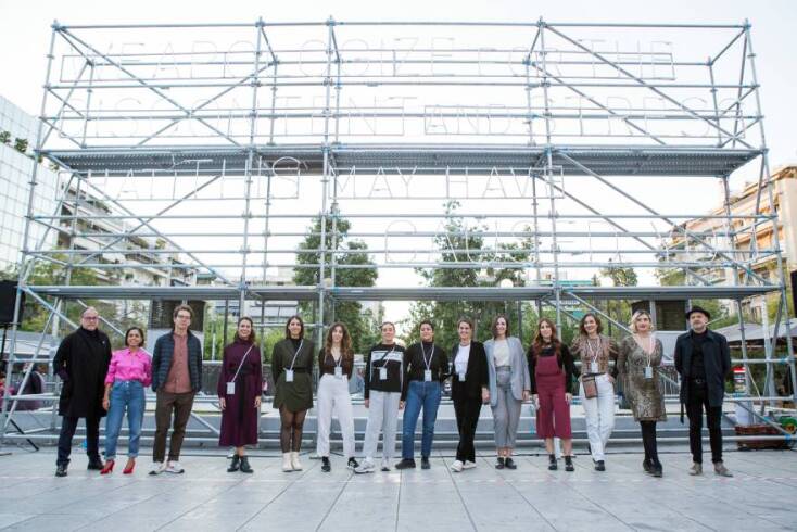 «We Apologize»: Η in-situ εικαστική εγκατάσταση του Αντριάν Πάτσι στην πλατεία Βικτωρίας