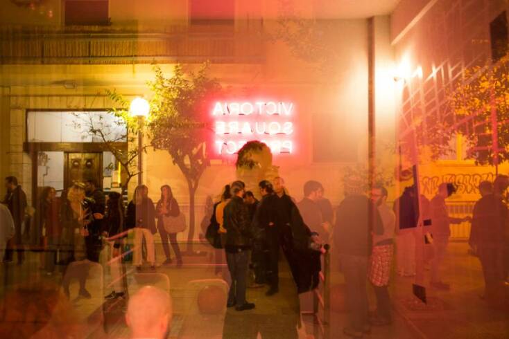 «We Apologize»: Η in-situ εικαστική εγκατάσταση του Αντριάν Πάτσι στην πλατεία Βικτωρίας