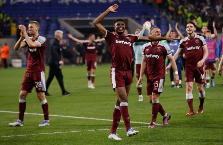 Οι παίκτες της Γουέστ Χαμ πανηγυρίζουν την πρόκριση στα ημιτελικά του Europa League