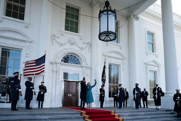 Τζο Μπάιντεν και Τζιλ, μπροστά στην είσοδο του Λευκού Οίκου, χαιρετούν τον κόσμο