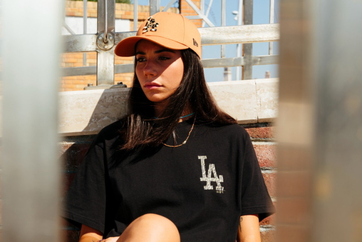 Μία νεαρή γυναίκα φοράει τη νέα συλλογή της New Era.