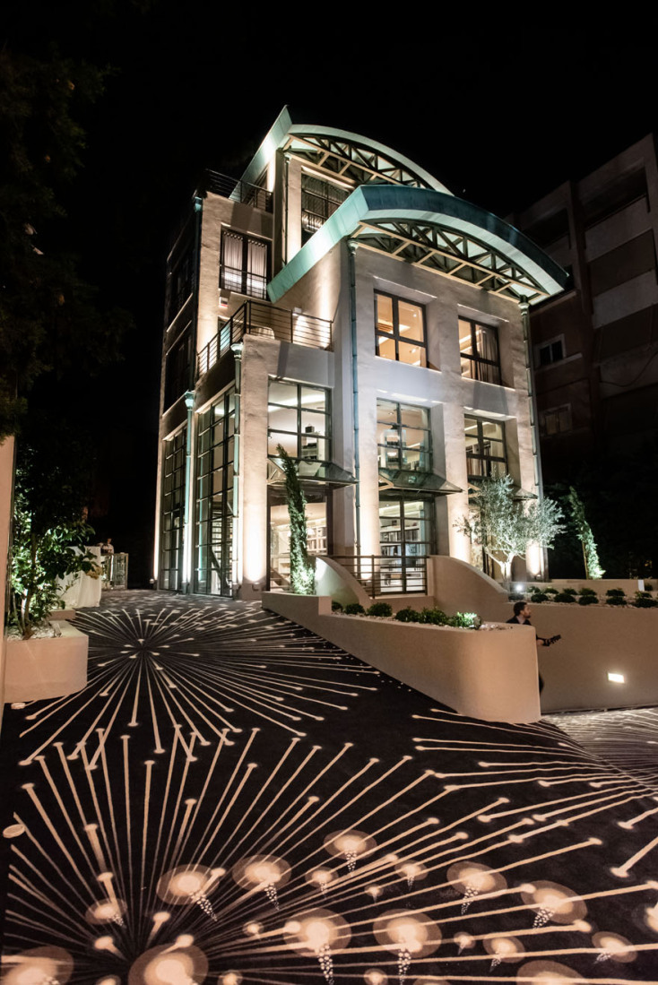 Το κτίριο της WP Hellas, περιστοιχισμένο με τις εντυπωσιακή Ege carpets, το βράδυ των εγκαινίων