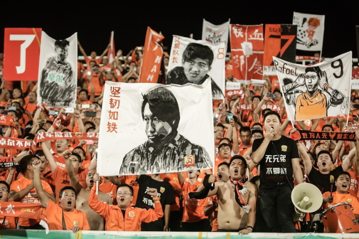 Η εξέδρα των φανατικών φίλων της Γουχάν Ζαλ