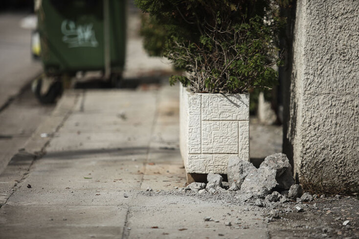 Κομμάτια μπετόν από το μπαλκόνι μετά την κατάρρευση στην πολυκατοικία στο Χαλάνδρι