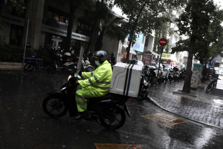 Χαλάζι στο κέντρο της Αθήνας©EUROKINISSI/ΒΑΣΙΛΗΣ ΡΕΜΠΑΠΗΣ