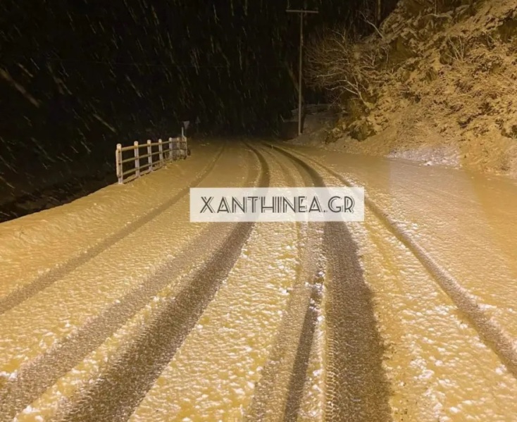 Το χιόνι σκέπασε δρόμους και οχήματα