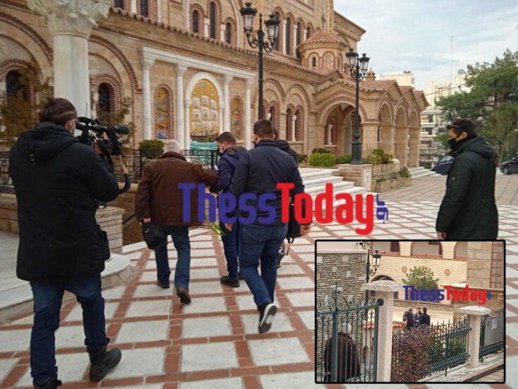 Θεσσαλονίκη: Νίκος Χαρδαλιάς και Παναγιώτης Αρκουμανέας μπαίνουν στην Ιερά Μητρόπολη Νεαπόλεως, όπου εντοπίστηκαν κρούσματα της νοτιοαφρικάνικης μετάλλαξης