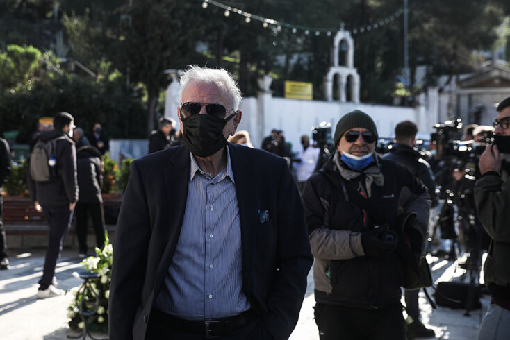 Ο Κώστας Χαρδαβέλλας στην κηδεία του Γιώργου Τράγκα