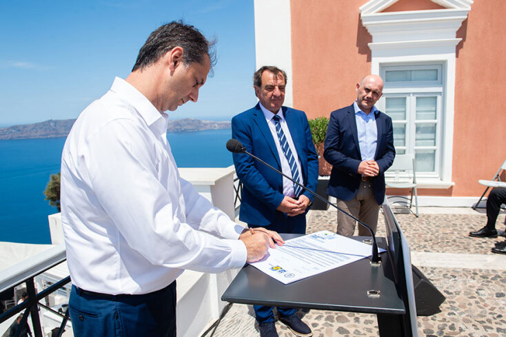 O Χάρης Θεοχάρης παρουσίασε από τη Σαντορίνη και την εναλλακτική τουριστική καμπάνια «Plastic-FreeSantorini», η οποία υλοποιείται μέσω της σύμπραξης του Υπουργείου Τουρισμού με τον Δήμο Σαντορίνης, αλλά και με ιδιωτικούς φορείς όπως η&nbsp;Lidl&nbsp;Hellas