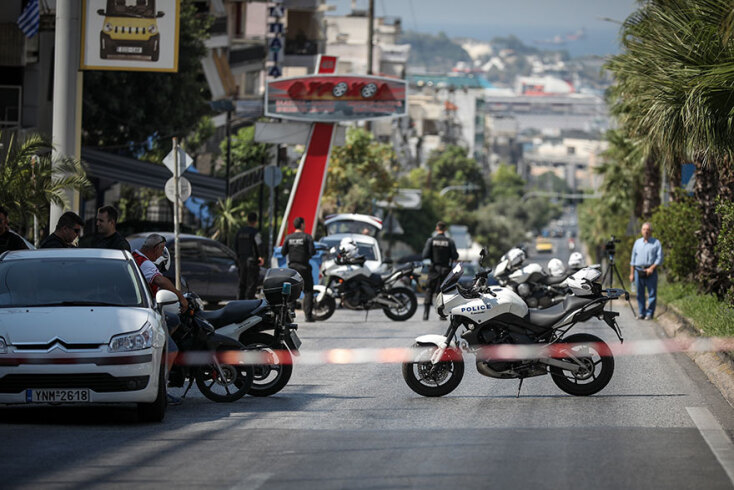 Χειροβομβίδα στη Νίκαια: Διεκόπη η κυκλοφορία στη Γρηγορίου Λαμπράκη, μπροστά από το πλυντήριο αυτοκινήτων