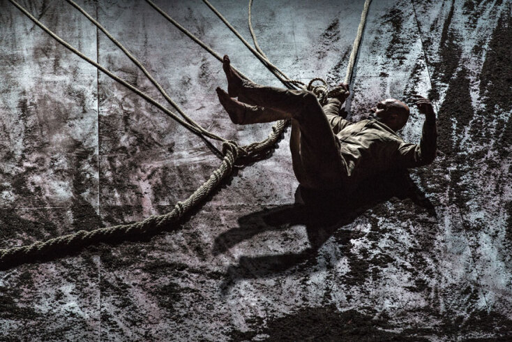 Ο «XENOS» του Άκραμ Καν στη Στέγη του Ιδρύματος Ωνάση ©Jean Louis Fernandez