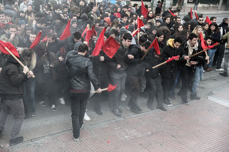 Ένταση και χημικά στην πλαϊνή είσοδο της Βουλής