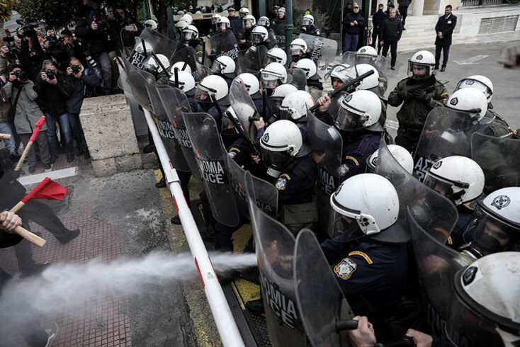 Ένταση και χημικά στην πλαϊνή είσοδο της Βουλής