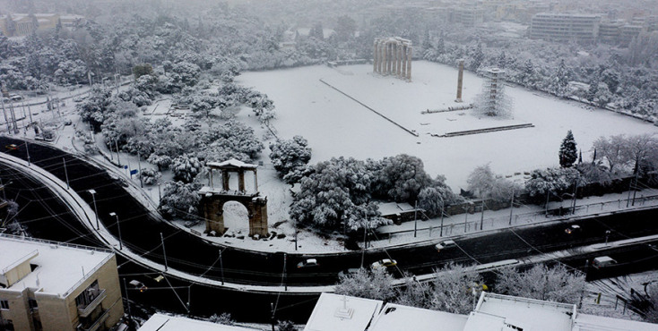 XIONΙΖΕΙ ΣΥΝΕΧΩΣ ΣΤΟ ΚΕΝΤΡΟ ΤΗΣ ΑΘΗΝΑΣ.ΕΙΚΟΝΕΣ ΜΕ DRONE ΑΠΟ ΤΗΝ ΠΕΡΙΟΧΗ ΤΗΣ ΠΛΑΚΑΣ