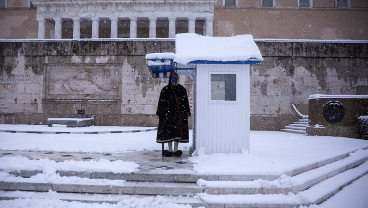 ΚΑΚΟΚΑΙΡΙΑ ΜΗΔΕΙΑ / ΟΙ ΕΥΖΩΝΕΣ ΤΗΣ ΠΡΟΕΔΡΙΚΗΣ ΦΡΟΥΡΑΣ ΚΑΤΑ ΤΗΝ ΔΙΑΡΚΕΙΑ ΤΗΣ ΧΙΟΝΟΠΤΩΣΗΣ ΣΤΟ ΜΝΗΜΕΙΟ ΤΟΥ ΑΓΝΩΣΤΟΥ ΣΤΡΑΤΙΩΤΗ