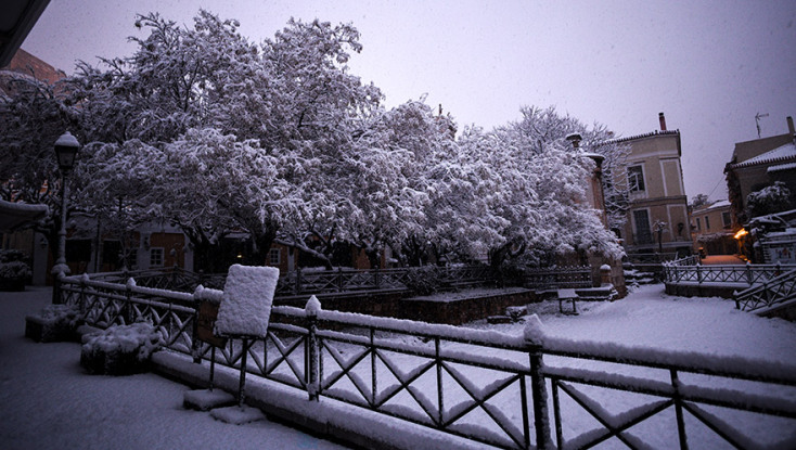 ΠΛΑΚΑ.ΩΡΑ 7.00 .ΕΝΤΟΝΗ ΧΙΟΝΟΠΤΩΣΗ. ΠΛΑΤΕΙΑ ΛΥΣΙΚΡΑΤΗ.