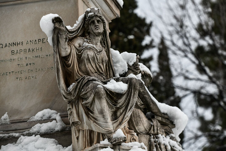 Άγαλμα στο κέντρο της Αθήνας ένα 24ωρο μετά την κακοκαιρία «Ελπίδα»