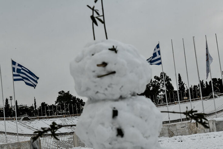 Χιονάνθρωπος μπροστά από το Παναθηναϊκό Στάδιο