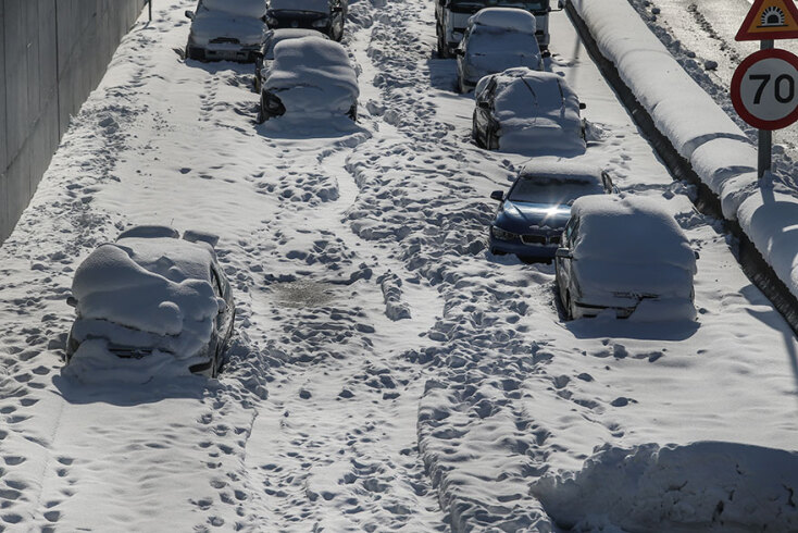 Θαμμένα στο χιόνι παραμένουν τα οχήματα στην Αττική Οδό