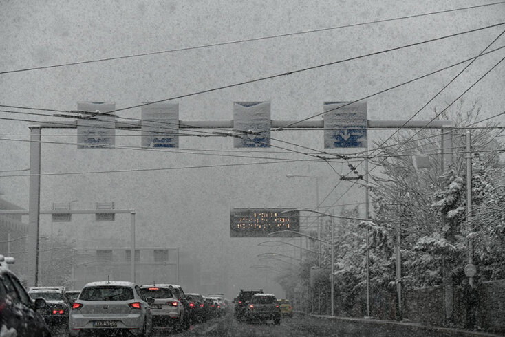Χιόνια πάνω σε ταμπέλες της Λεωφόρου Κηφισίας στο Ψυχικό