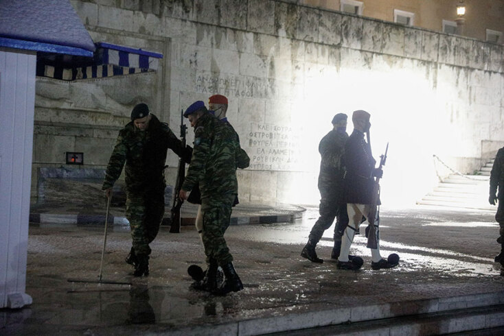 Κακοκαιρία «Μήδεια»: Χιόνι πέφτει στο Σύνταγμα, με τον κίνδυνο να σχηματιστεί παγετός μπροστά από το Μνημείο του Αγνώστου Στρατιώτη να είναι μεγάλος, γι' αυτό και είναι συνεχείς οι καθαρισμοί από στρατιώτες και αξιωματικούς