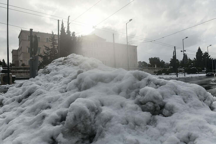 Πάγωσε το χιόνι στο Σύνταγμα