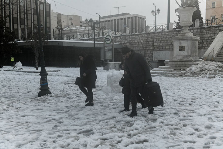 Προσεκτικά βήματα από πεζούς στη χιονισμένη πλατεία Συντάγματος