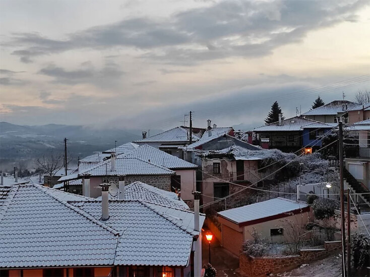 Χιόνι έχει σκεπάσει τις στέγες στην Αρναία Χαλκιδικής, καθώς η κακοκαιρία «Κάρμελ» επηρεάζει τον νομό