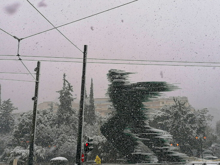 Στα λευκά έντυσε η κακοκαιρία «Ελπίς» τον Δρομέα απέναντι από το ξενοδοχείο «Χίλτον»