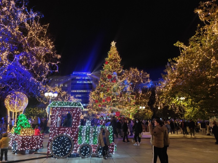 Φωταγωγήθηκε το χριστουγεννιάτικο δέντρο στην Πλατεία Συντάγματος.