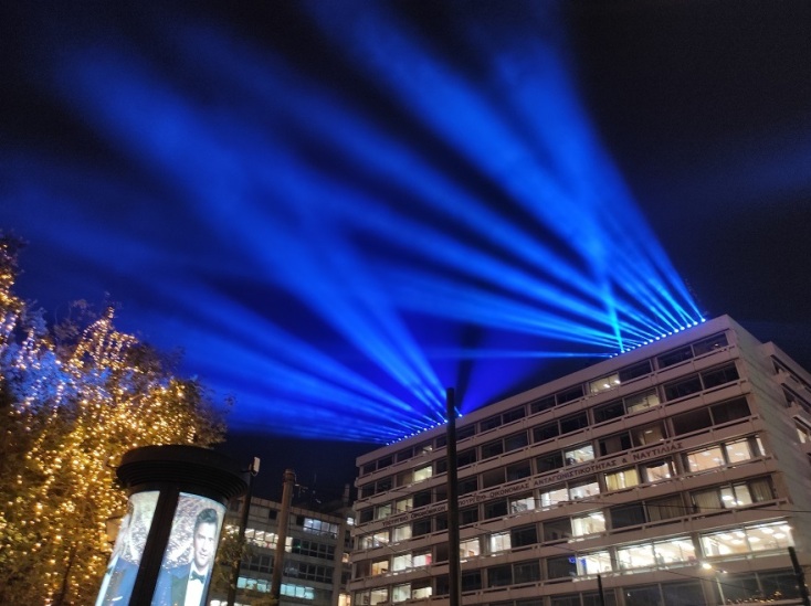 Φωταγωγήθηκε το χριστουγεννιάτικο δέντρο στην Πλατεία Συντάγματος. 