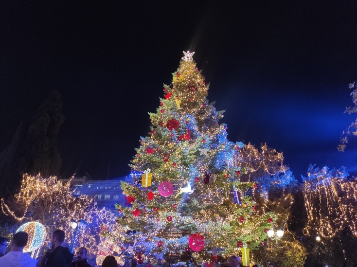 Φωταγωγήθηκε το χριστουγεννιάτικο δέντρο στην Πλατεία Συντάγματος.