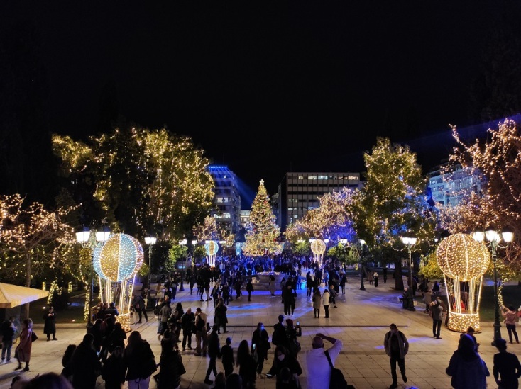 Φωταγωγήθηκε το χριστουγεννιάτικο δέντρο στην Πλατεία Συντάγματος.